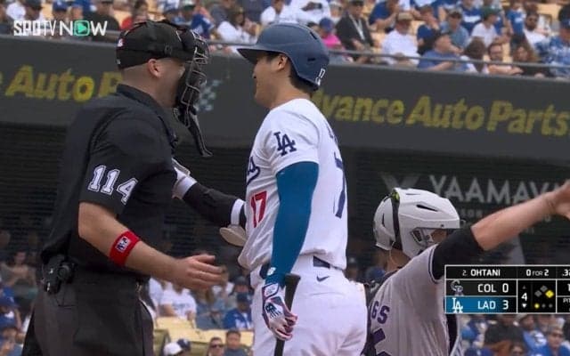 大谷翔平のファウルが2度も直撃した球審、一躍ファンから注目の的 1発目は右手、2発目は右足と“1打席2発”で大谷も笑顔で謝罪の一コマ