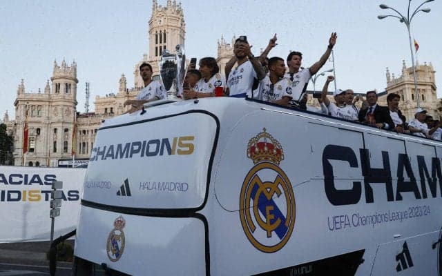 美しい物語…15度目のCL制覇、パレードするレアルのチームバスを先導した騎馬隊に選手の父親！