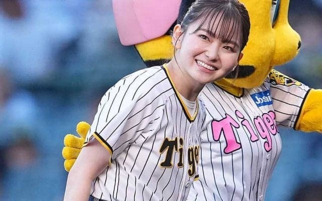 阪神ユニ着た人気女優が“降臨”　華麗な一投にファン喝采「届かせたいと思っていた」
