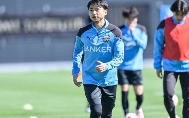 「お笑い芸人のようなお二人さん（笑笑）」J1川崎が誇るレジェンドポンコツFW小林と本物のレジェンド中村氏の「呪いショートコント映像」が話題に！ グッズ化必至!?のまさかの裏側