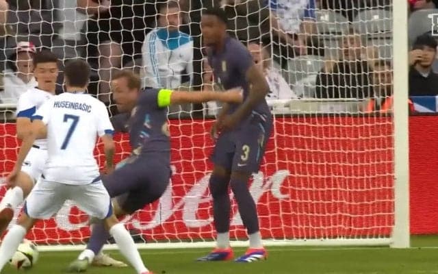 「ユーロが楽しみ」欧州初制覇を狙うイングランド代表のエースが絶好調！ゴール前の混戦から抜け目なく蹴りこむ“忍者ムーブ”で圧倒的決定力を見せつけた瞬間「やっぱケインなんだよ」