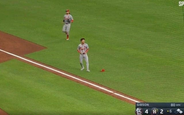 えっ…？一体、何が起こった…！？ 強烈な打球で“異変”が起きた…！ 遊撃手のグラブが消えるハプニングが発生「珍プレーだな」「どういう状況？w」