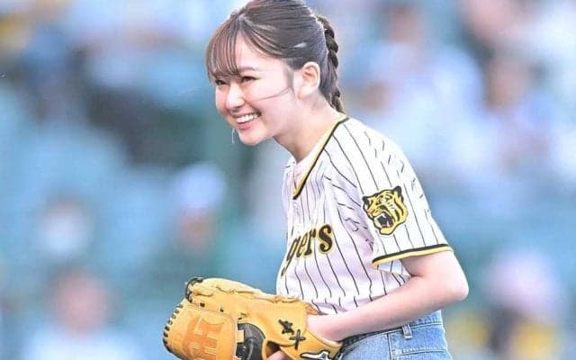 甲子園に舞い降りた「女神」　可憐な一投も頭抱え…人気女優が「誰よりも可愛い」