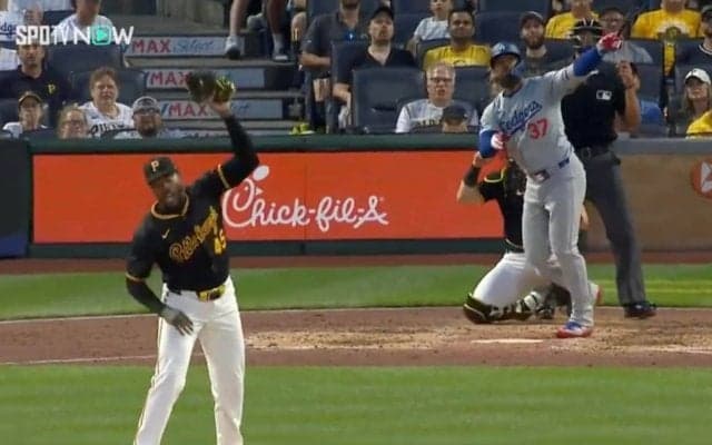 打たれてブチギレ！ かと思いきや… ピッチャーが逆転ホームランと“勘違い”でグラブを叩きつけた笑撃リアクション「劇場型チャップマン」「気まずいやろ笑」