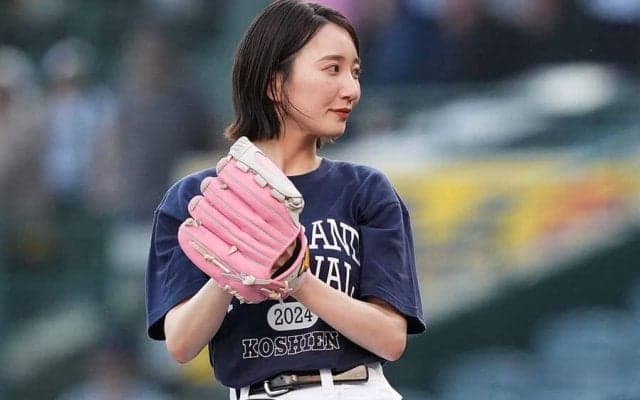 白ショーパンで豪快足上げ…甲子園に“降臨”した美人アナ　鮮やか投球にスタンド喝采