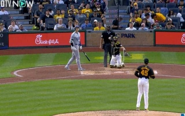 大谷翔平は一体、何を考えてるのか…！？ 打席を外して一瞬見せた“意味深ジェスチャー”にファン注目「野球サイボーグっぽいw」「球筋を見極めた？」