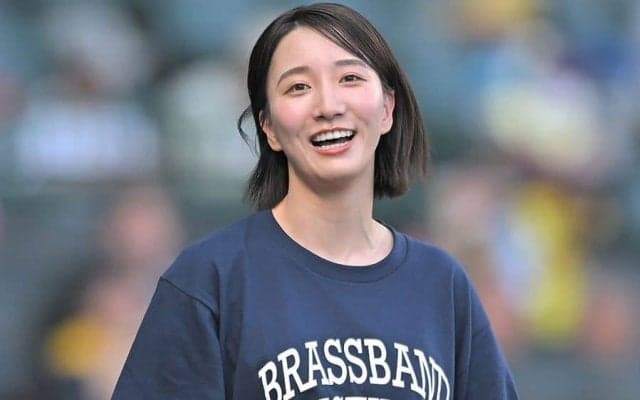 甲子園に降臨した「女神様」　白ショーパンで豪快足上げ…高学歴美女が「綺麗やなぁ」
