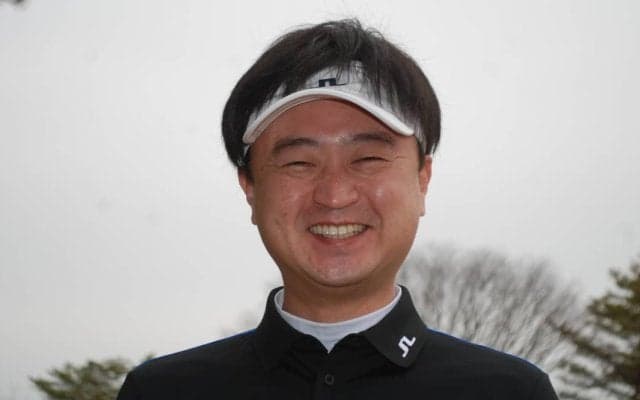 大山トギ　左足下がりのアプローチでは左右均等の体重配分で立つ