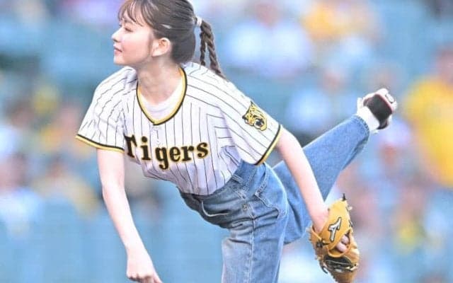 止まぬ反響　聖地に降臨した＂女神＂が話題「当たり前にかわいすぎる」「甲子園の歴史に！」