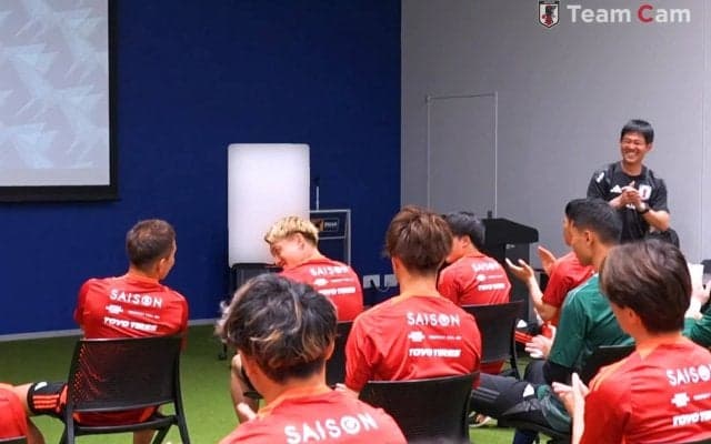 森保一監督の“突然すぎる祝辞”が反響！「堂安さん、結婚おめでとうございます」日本代表10番が照れまくった心温まるワンシーン「ちゃんと深く礼をしている」