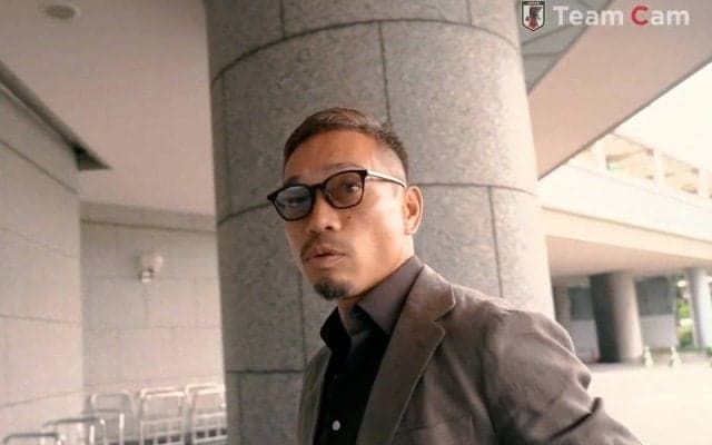 「カメラ大好きおじさん」長友佑都の“芸人ぶり”が話題沸騰！ 独特すぎる登場シーンに「相変わらずの大御所感w」「YouTubeっぽくなる」「コントの入り」の声