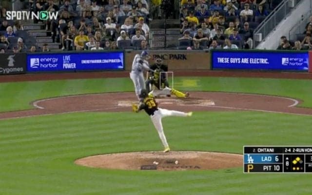 ギリギリ助かった… 大谷翔平の大飛球でネット裏の敵地ファンが見せた“絶望リアクション”が話題に