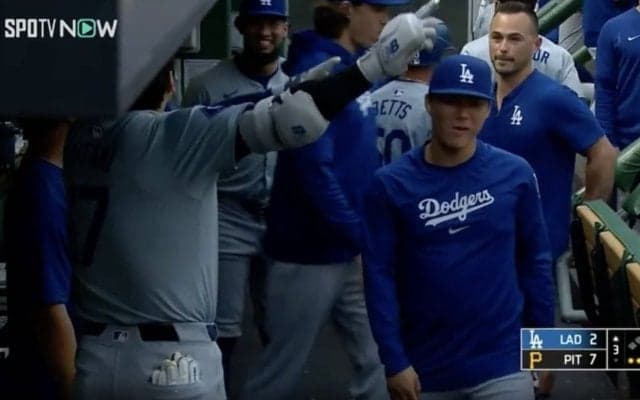 えっ…？ 一体、何があった…！？ 大谷翔平、ベンチで一瞬だけ見せた“謎の動き”が話題に　ファン騒然「何このポーズw」「テンション高すぎ」