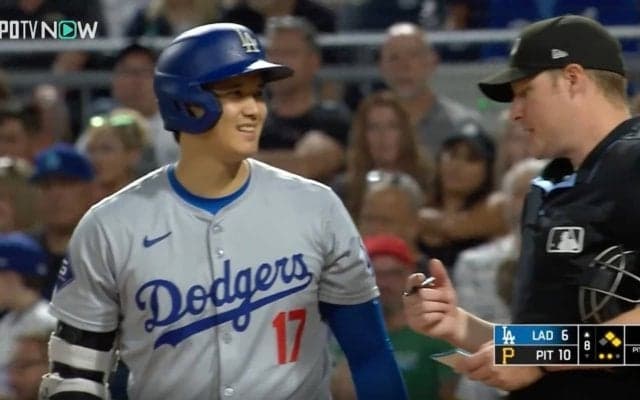 えっ？どういう状況…！？ こんな選手は見たことない…？ 大谷翔平、いい人すぎる　審判とのほっこりシーンが世界中で話題に「誰とでも仲良くできるなw」「めっちゃ笑顔」