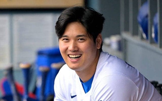 大谷翔平、突然ベンチで“謎行動”　同僚もビックリ…ファン「面白すぎる」