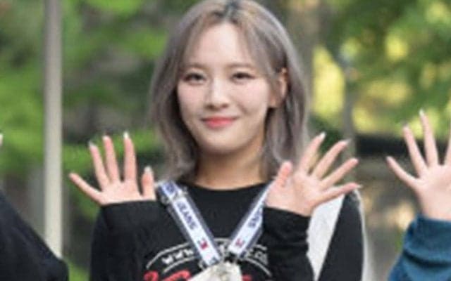 選手もくぎ付け…へそ出しアイドルが始球式　腹筋見せつける豪快ワインドアップ