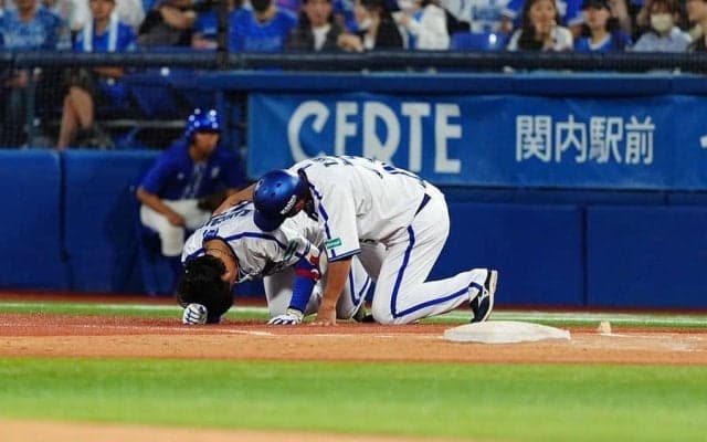 DeNA上茶谷、左足を捻り負傷退場　苦悶の表情で立ち上がれず担架…ブルーシートに騒然