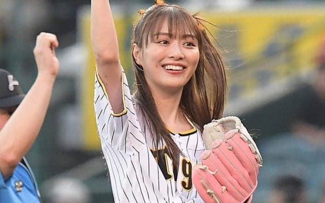 甲子園に舞い降りた美人女優　キュートな“ヘソ出し”…豪快投球＆笑顔にスタンド虜