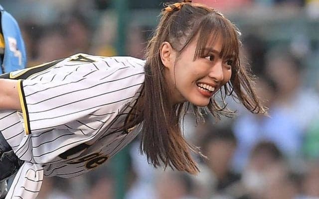 “へそ出し”美人女優に甲子園歓喜　阪神ユニを豪快に着こなし「私も熱くなりました」