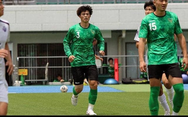 東京Vの谷口栄斗が明治大との練習試合で実戦復帰！　3バックの感触は「思ったよりも難しい」