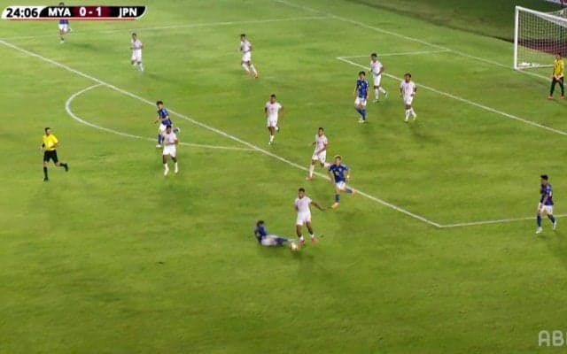 「漫画の世界だ」守田英正の“完璧すぎるスライディング”が大反響！「カンテかよ」「エグすぎる」芸術的タックルで日本代表を救った瞬間にファン注目