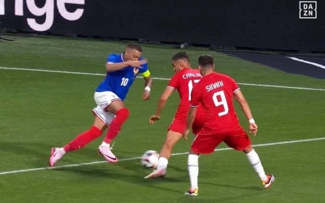 エンバペ、レベチすぎる！ 一瞬の超加速ドリブル→完璧クロスでアシストの一部始終「特別な選手」「使われるのも使うのも上手すぎ」