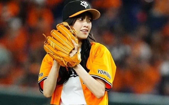 「始球式史上一番かわいい」美女アイドルが照れ笑顔　完璧スタイルも暴投“あちゃ～”