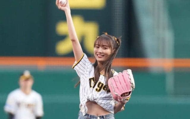 聖地に降臨した＂ヘソ出し美女＂に話題沸騰　「ずっと見ていられる」「勝利の女神だ！」