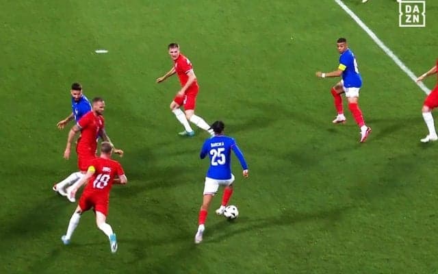 “フランス代表の隠し玉”が必殺ヌルヌル・ドリブルを炸裂！ 代表デビューからわずか４分間で初アシストを記録した瞬間「バルコラすげぇ」「やっぱり脅威だ」