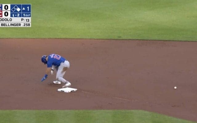 球場騒然！ カブス・鈴木誠也にアクシデント発生　相手捕手が送球したボールが直撃 「大丈夫かよ」「戻ってきたばっかりなのに…」