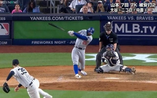 マンガみたいにきれいにスポーン！強烈ファウルを食らった球審、マスクと帽子がきれいに外れる“危ない珍事”にファン騒然＆爆笑
