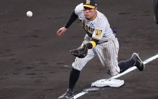 低迷する打線の救世主　佐藤輝明に球界OBから指摘された「守備向上へのポイント」とは