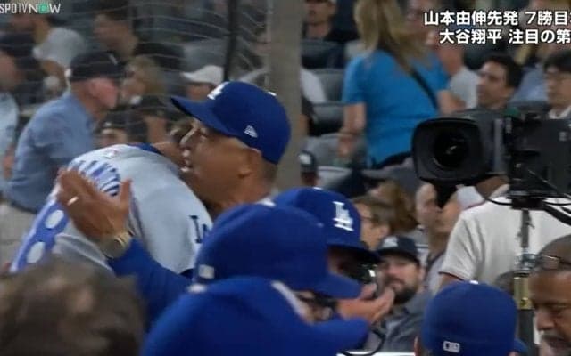 ヤマモト、よくやった！ライバル球団をねじ伏せた山本由伸 力投を出迎えたロバーツ監督が熱いハグの感動シーン