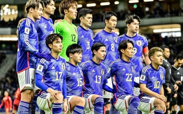 「1枚目、西部警察みたいw」サッカー日本代表12選手が飛行機の前で撮影した「迫力満点の集合写真とサングラス姿の“ボス”」が話題に！「雰囲気サイコーすぎる」の声