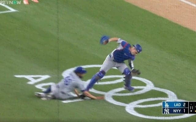 あいつ、何やってんだよ！ 一体、何が起きた…！？ 山本由伸も爆笑した“謎の動き”　捕手のファウルフライ→投手が全力スライディング「どこから飛んできたw」「訳わからん」