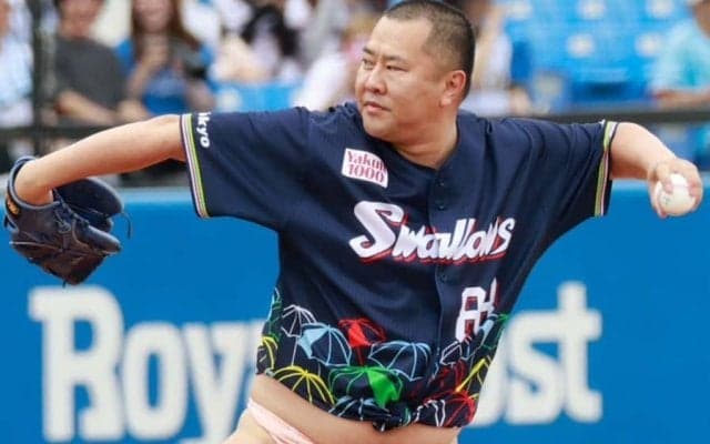 とにかく明るい安村、パンツ姿でノーバン投球　元甲子園球児に拍手「ブーイング食らうかと…」