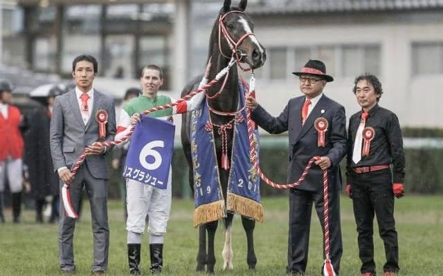 19年の年度代表馬 リスグラシューの「全弟」と「仔」がワンツーフィニッシュ/京都6R