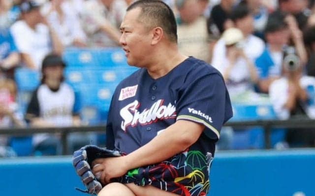 レディースデーに衝撃「呼んじゃいかんだろ笑」　“大胆パンツ始球式”にツッコミ殺到