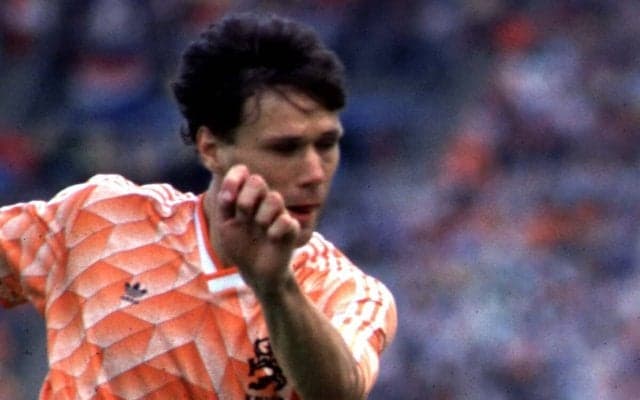 忘れられないEUROの名シーン ファン・バステンのボレーシュートはサッカー史に残る一撃になった