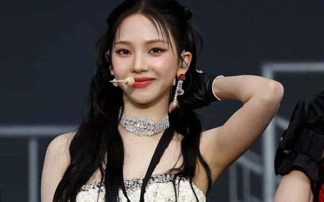 まさかのノーバン投球 韓国の“へそ出しアイドル”の始球式が話題沸騰！ ファンが一斉にカメラを向ける異様光景も