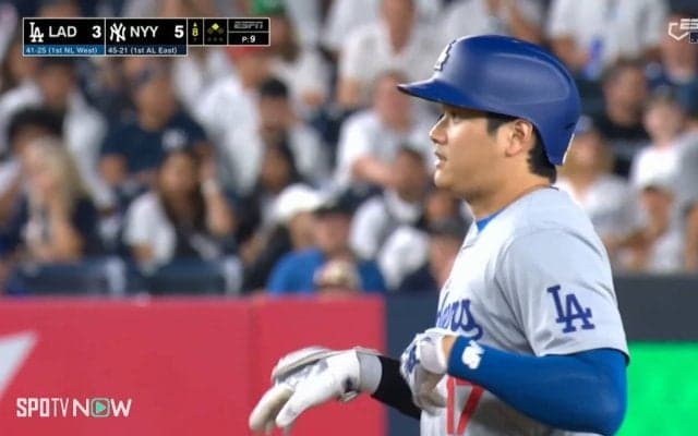大谷翔平、どん詰まり二塁打でかわいい“両手ビリビリ”アピール 笑顔にファンほっこり「お化けポーズ？」