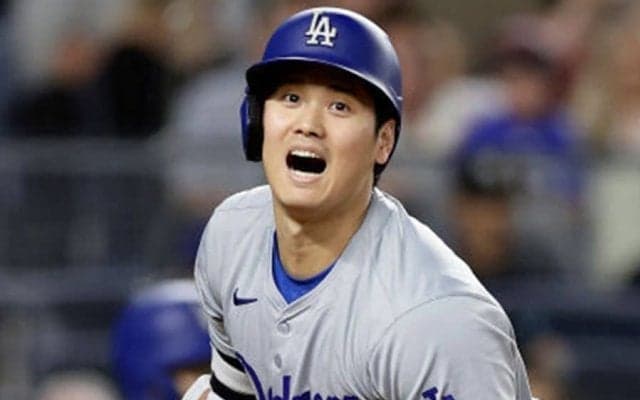 大谷翔平が「ガチでビックリしてる」　思わず二度見…突如背後に出現した203cmの大男