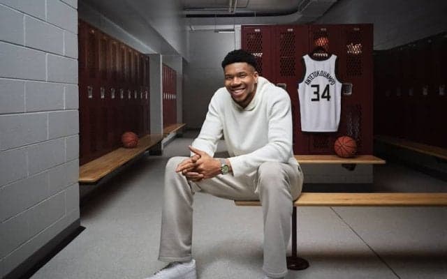 ブライトリングからヤニス・アデトクンボの限定生産シグネチャーウォッチが登場