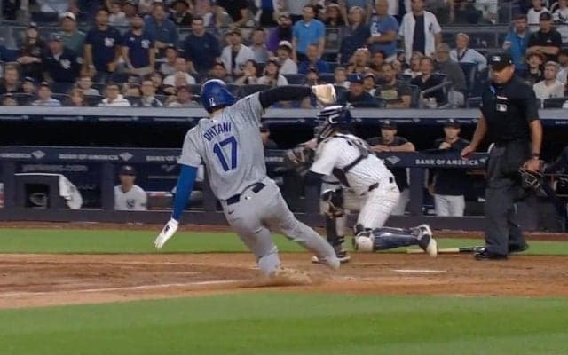 勝つのはどっちだ…！？ 大谷翔平の“爆速走塁” vs ジャッジの“150キロ爆肩レーザー” 怪物同士のガチ勝負に全世界が注目「足速っ！」「完璧なスローイング」