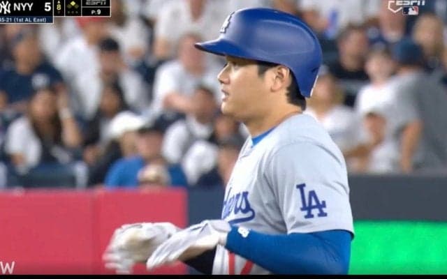 実況が大爆笑！ 大谷翔平に一体、何が起こったのか…！？ ベンチに見せた“謎の動き”にファン注目 「さすがに反則でしょ」「可愛さが爆発してる」