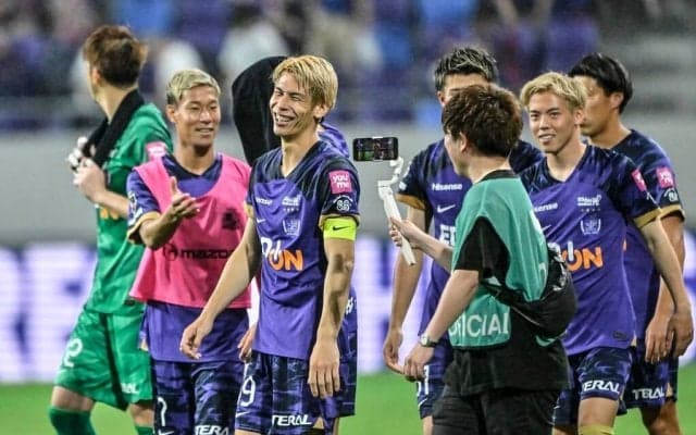 「素敵すぎる」「感動だな！」FC東京戦の新スタジアムでプロポーズした「J1広島サポーターカップル」が注目の的！ クラブが指輪2ショットを公開し、「挙式も3万人集めてエディピで！」の声