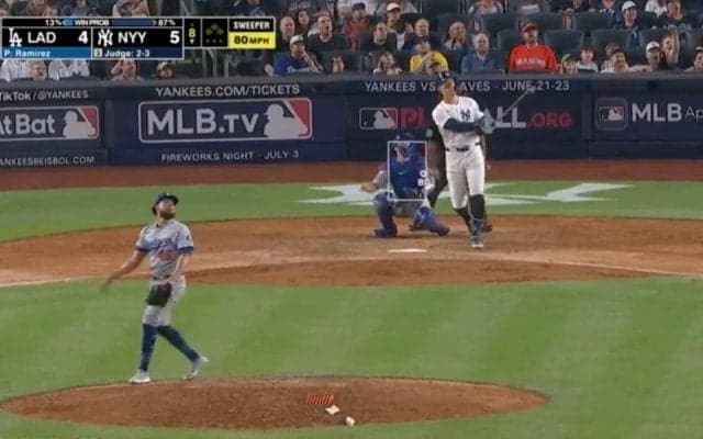 どこまで飛ばすんだよ！ヤ軍主砲ジャッジ、24号超特大アーチで“異変”が起きた…！？ ド軍外野手のリアクションが話題に「動かないw」「なぜ、こんな飛ぶのか」