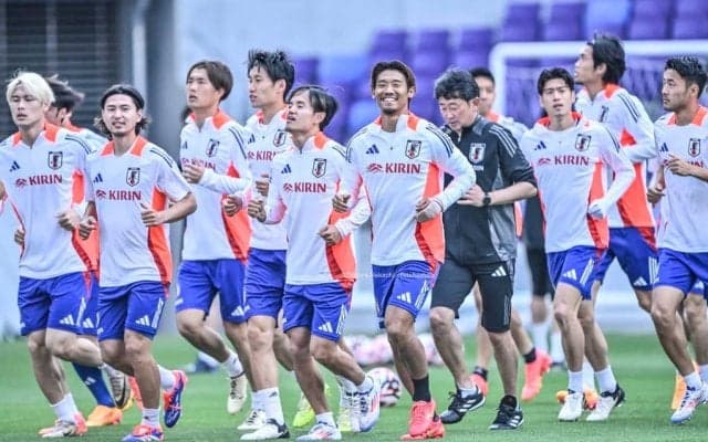 「アイドル並み」「圧倒的に顔が良い」サッカー日本代表の“爽やか2選手”の練習姿が「ほんとにイケメン」と話題に！ シリア戦に向けた白いトレーニングウエアを着用