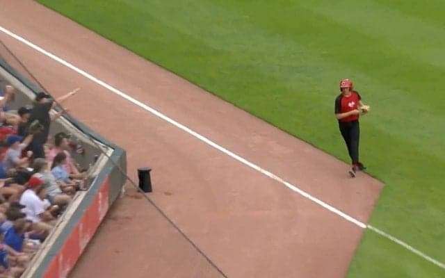 あいつは一体、何者なんだ…！？ 天才ボールボーイが見せた“ミラクルプレー”！ フェンスに当たって跳ね返った難しい打球を“神キャッチ”→ファンにプレゼント