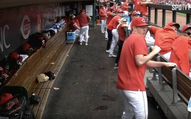 怖っ…！中継カメラがとらえたヤバすぎる瞬間　あわや大惨事…ベンチに剛速球がいきなり飛んできた衝撃シーン「危なすぎるだろ」「直撃したらシャレならん」